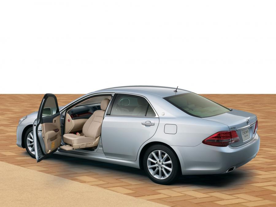 Toyota Crown Royal Saloon 2008 года  (фото 2 из 5)
